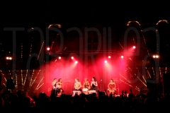 Mujeres de tabarilea en pleno escenario