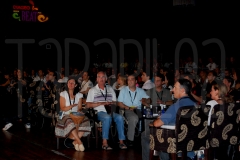 Empleados conectando a través de percusión